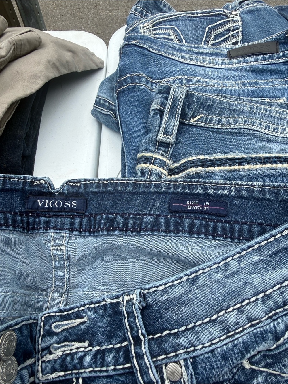 Vigoss Light to Medium Blue Cropped Ankle Jeans